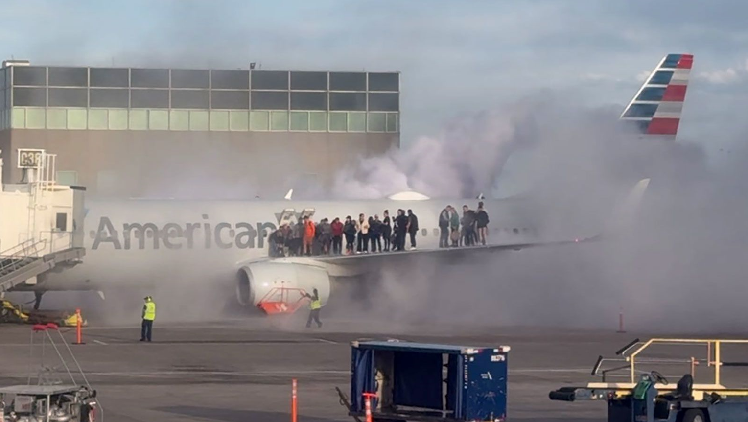 Pasajeros evacúan avión en Denver tras incendio en motor