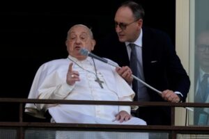 El Papa Francisco reaparece en público tras 5 semanas de hospitalización