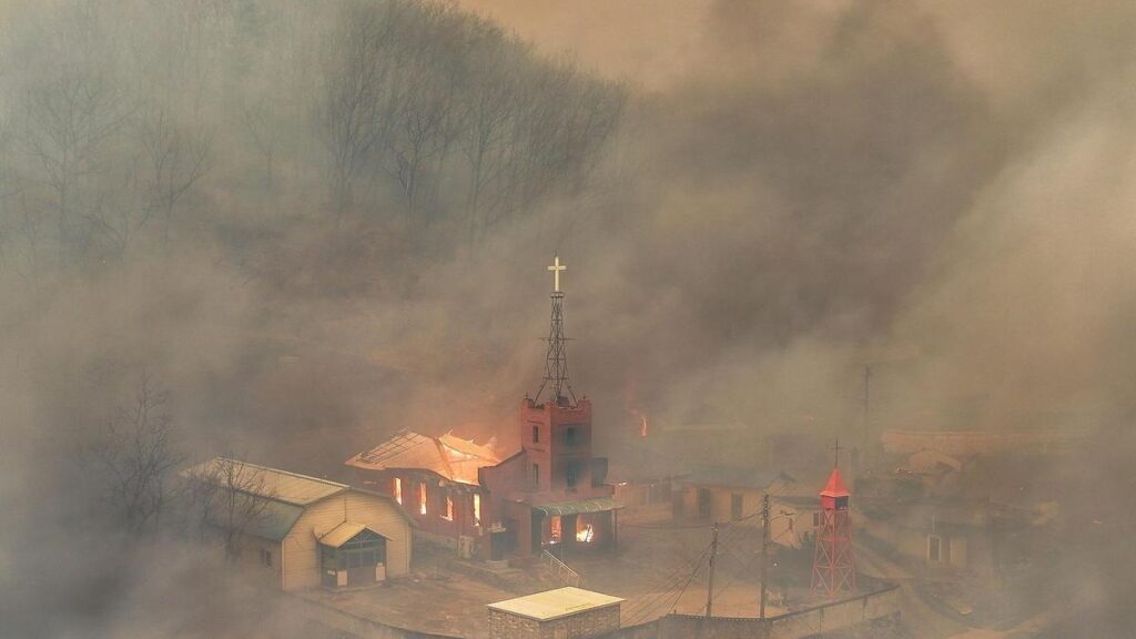 Incendios devastan el sudeste de Corea del Sur Incendios devastan el sudeste de Corea del Sur