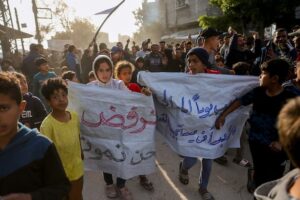 Palestinos se manifiestan en Gaza pidiendo el fin del gobierno de Hamás