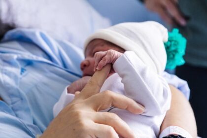 Unión Europea enfrenta un histórico descenso en la natalidad