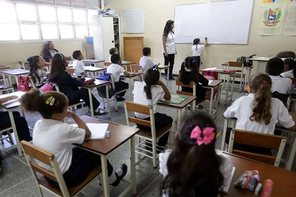 Ministerio de Educación mantiene actividades regulares en instituciones educativas