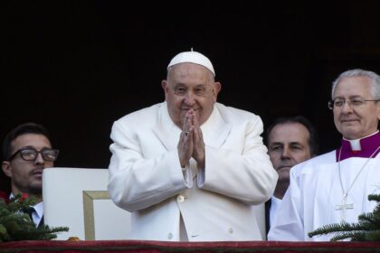 Papa Francisco "se mantiene estable y mejora ligeramente" según el Vaticano
