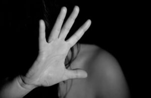Feminicidio: Un hombre asesina y quema a su pareja venezolana en Perú