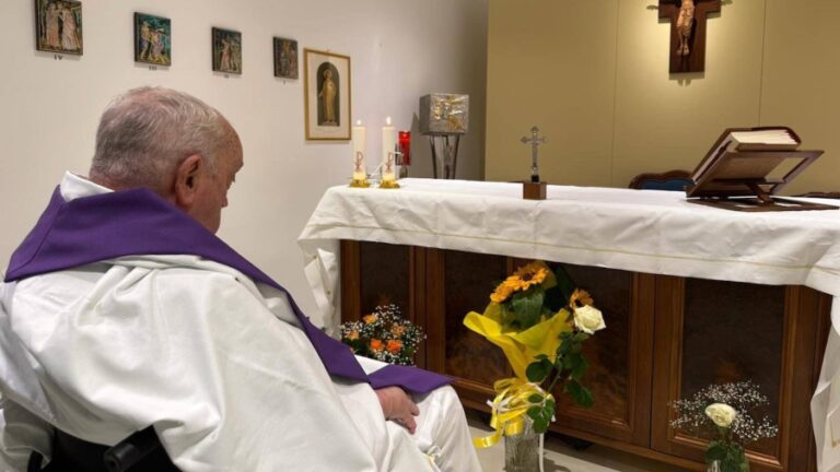 Papa Francisco celebra misa desde el hospital Gemelli mientras continúa su tratamiento