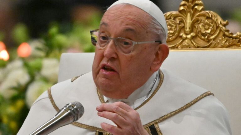 Papa Francisco supera una grave neumonía y recibirá el alta hospitalaria tras 40 días