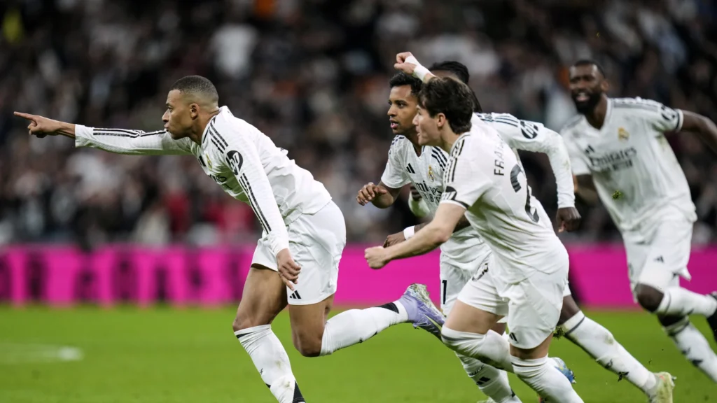 Asencio celebra el doblete de Mbappé en la victoria del Real Madrid ante el Leganés