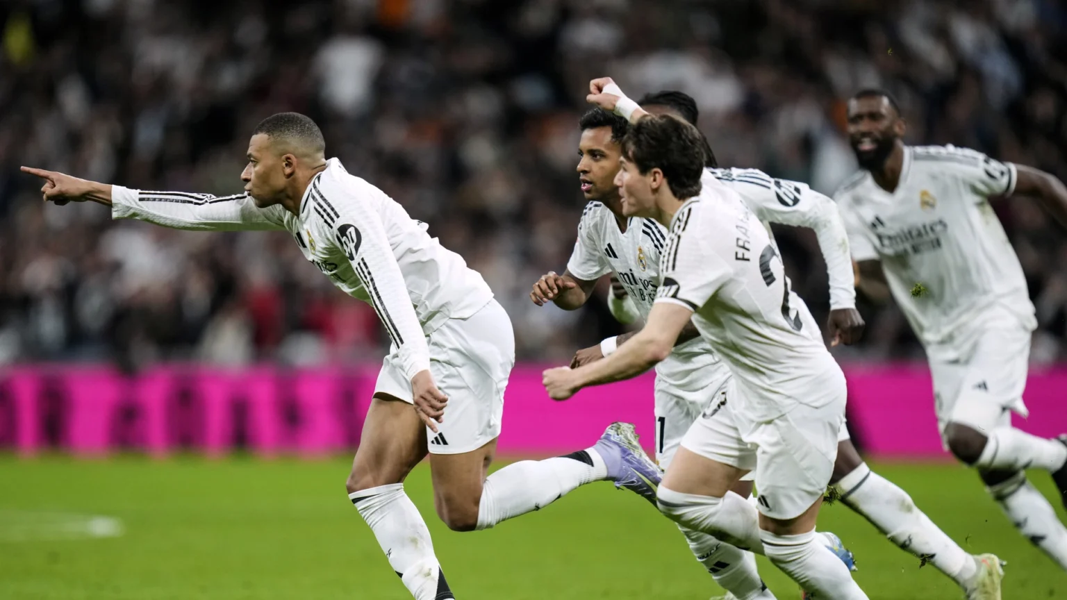 Asencio celebra el doblete de Mbappé en la victoria del Real Madrid ante el Leganés