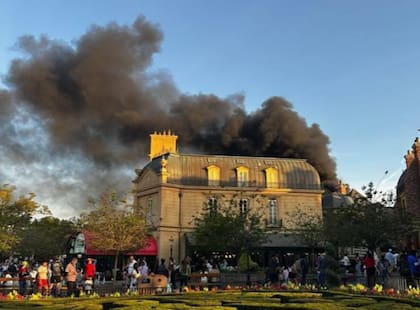 Incendio en EPCOT genera alarma entre visitantes Incendio en EPCOT genera alarma entre visitantes