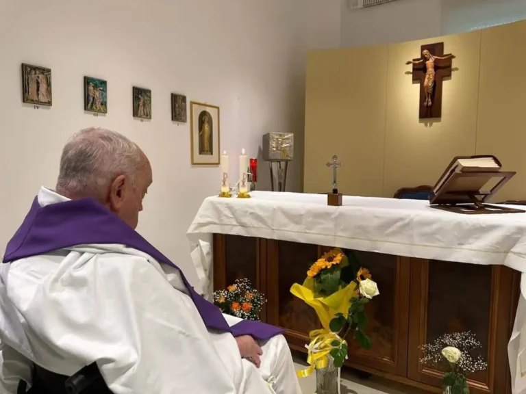 El papa Francisco llama a «desarmar la Tierra» en carta escrita desde el hospital