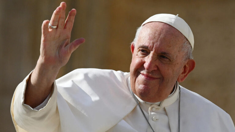 Papa Francisco reaparece en la plaza de San Pedro tras su recuperación