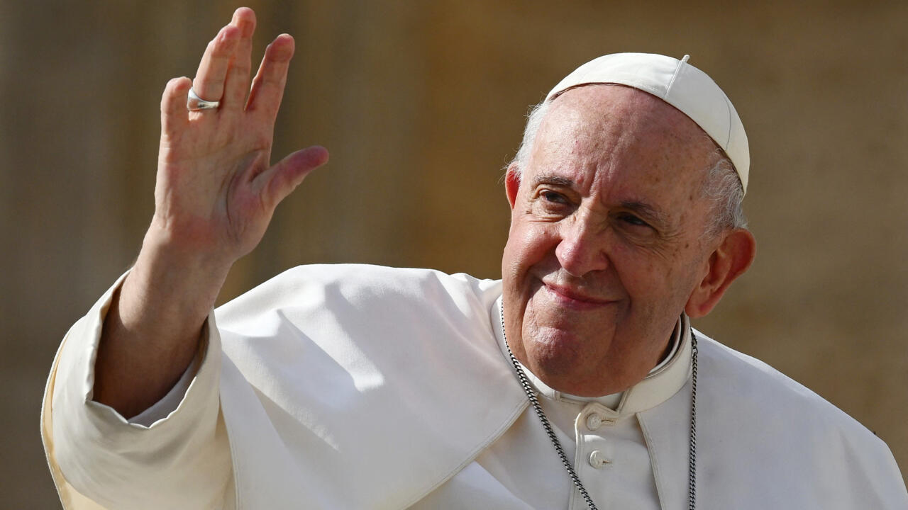 Papa Francisco reaparece en la plaza de San Pedro tras su recuperación Papa Francisco reaparece en la plaza de San Pedro tras su recuperación