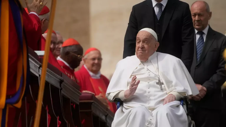 El papa Francisco reaparece en Pascua y bendice al mundo pese a su delicada salud