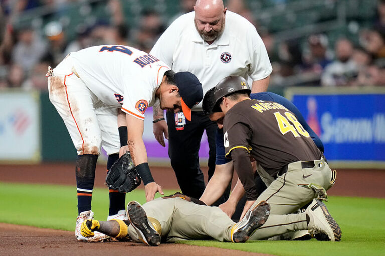 Luis Arráez hospitalizado tras violento choque en partido de los Padres contra los Astros