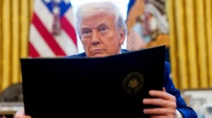Trump firma decreto para aumentar presión del agua en duchas estadounidenses