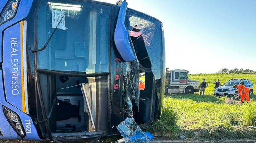 Volcamiento de autobús en Minas Gerais, Brasil causa 10 muertes Volcamiento de autobús en Minas Gerais, Brasil causa 10 muertes