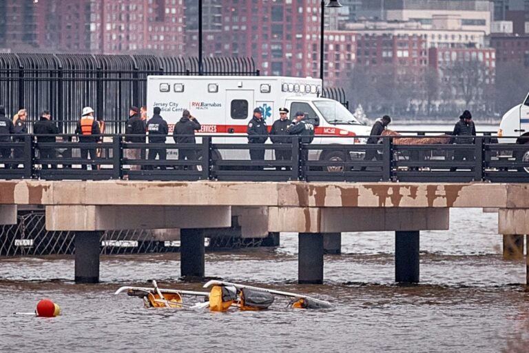 6 personas, incluidos 3 niños, mueren al caer un helicóptero en el Río Hudson de Nueva York