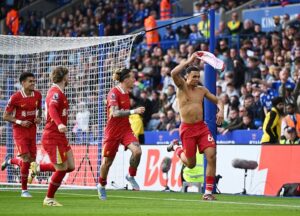 Liverpool gana 0-1 con gol de Alexander-Arnold y se acerca al título de la Premier League