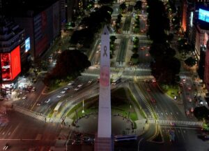 Buenos Aires rinde homenaje al Papa Francisco: Obelisco iluminados tras su fallecimiento