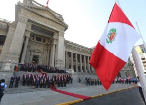 Perú honra a Mario Vargas Llosa con duelo nacional y banderas a media asta