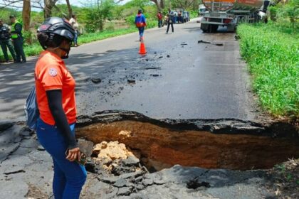 Colapso de alcantarilla provoca accidente y restringe el tránsito en la Troncal 6