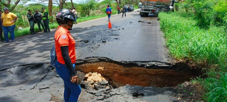 Colapso de alcantarilla provoca accidente  y restringe el tránsito en la Troncal 6