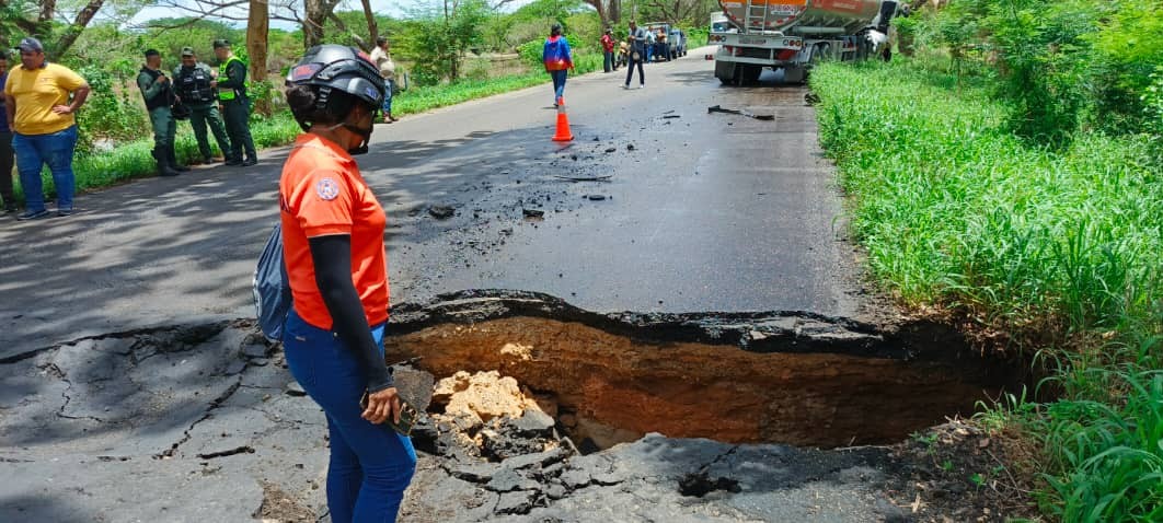 Colapso de alcantarilla provoca accidente y restringe el tránsito en la Troncal 6 Colapso de alcantarilla provoca accidente y restringe el tránsito en la Troncal 6