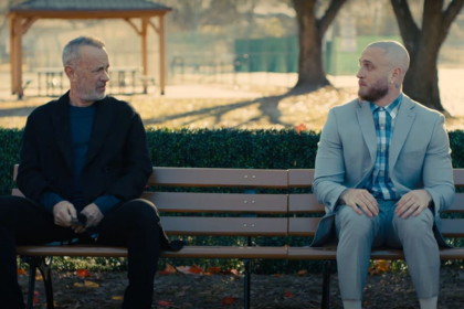 Hijo de Tom Hanks rinde homenaje a “Forrest Gump” en su nuevo video musical