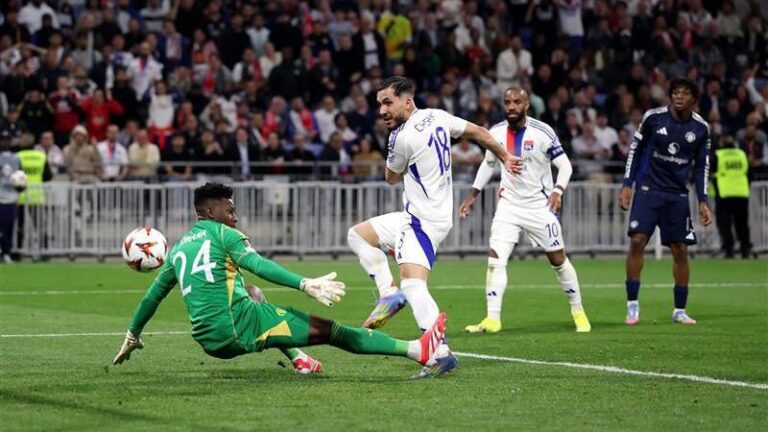 Lyon y Manchester United empatan 2-2 en un duelo de ida por los cuartos de final de la Europa League