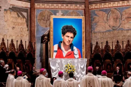 Aplazan canonización de Carlo Acutis tras el fallecimiento del Papa Francisco