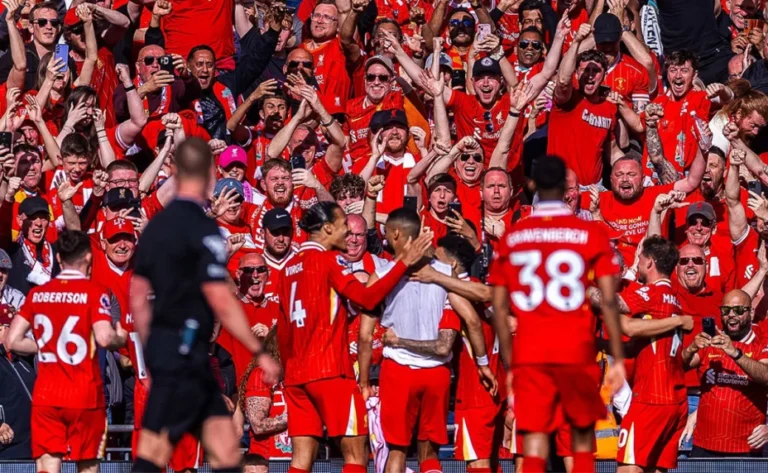 Liverpool se corona campeón de la Premier League tras aplastante victoria sobre Tottenham