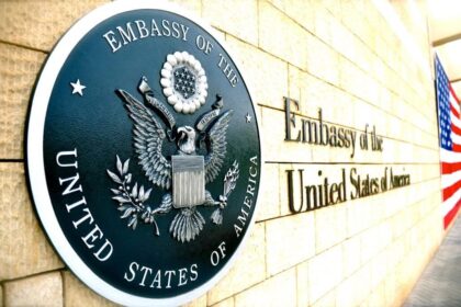 EE.UU. planea cerrar casi 30 embajadas y consulados en Europa y África