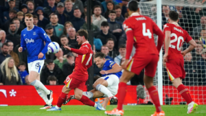 Everton y David Moyes condenan las amenazas de muerte a James Tarkowski tras el derbi de Merseyside