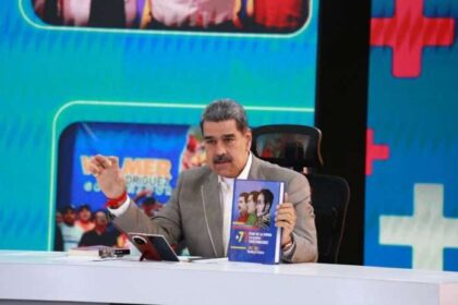 Maduro firma "Decreto de Emergencia Económica" para enfrentar políticas de Trump