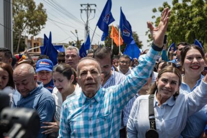 Manuel Rosales inscribe su candidatura en busca de la reelección en Zulia