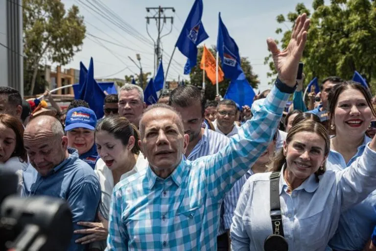 Manuel Rosales inscribe su candidatura en busca de la reelección en Zulia