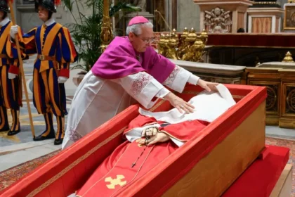 Ceremonia de clausura del féretro del papa Francisco marca el preludio a su entierro en el Vaticano