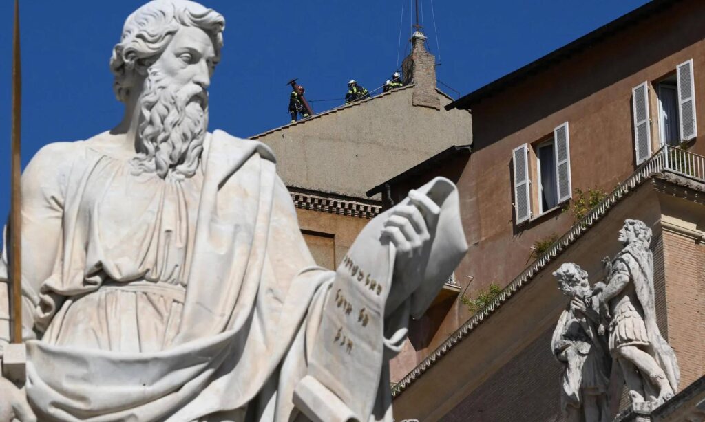 Vaticano instala chimenea en la Capilla Sixtina para el próximo cónclave papal