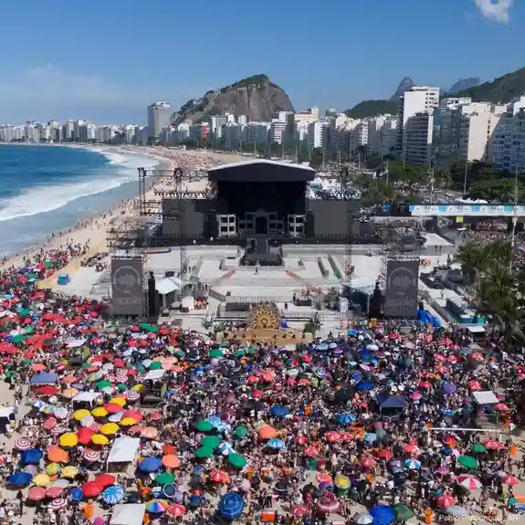 Copacabana se convierte en un mar de "little monsters" antes del concierto gratuito de Lady Gaga Copacabana se convierte en un mar de "little monsters" antes del concierto gratuito de Lady Gaga