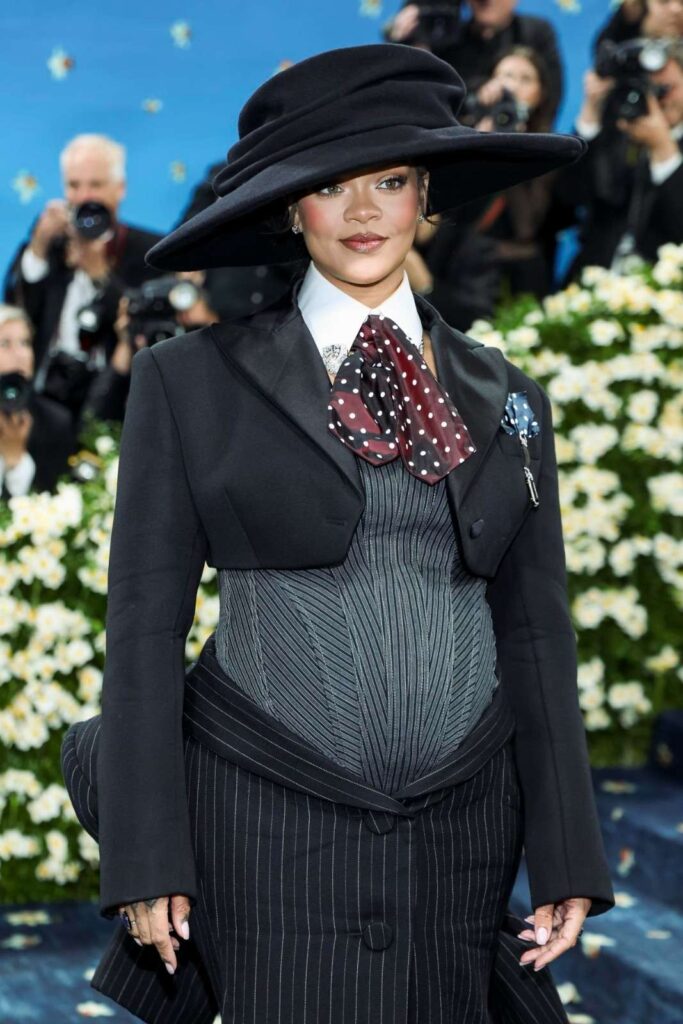 Rihanna anuncia su tercer embarazo en la MET Gala 2025