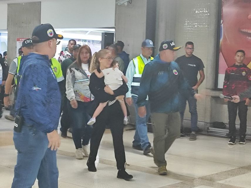 Niña venezolana separada de sus padres durante su deportación en EE.UU., regresa a Caracas Niña venezolana separada de sus padres durante su deportación en EE.UU., regresa a Caracas