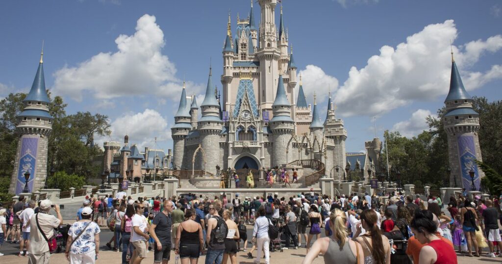 Disney despide a venezolanos en Florida tras fallo de la Corte Suprema sobre TPS