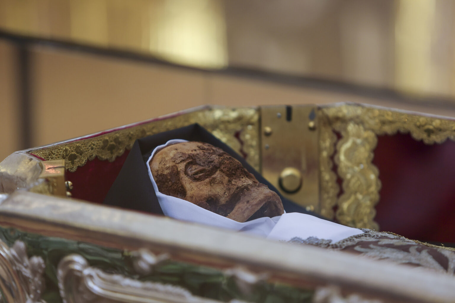 El sepulcro de Santa Teresa de Jesús se abre por primera vez en 111 años para veneración