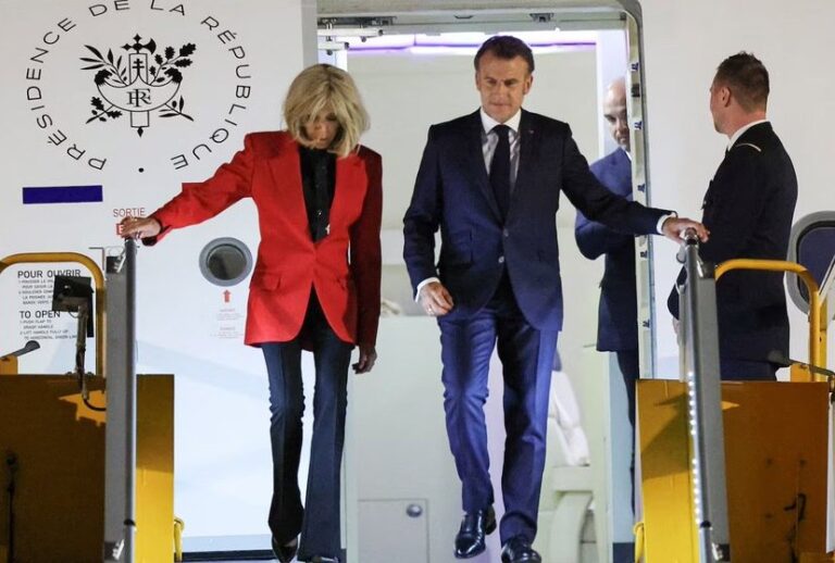 Macron es abofeteado por su esposa Brigitte en visita oficial a Vietnam