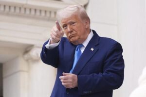 Trump amenaza con retirar 3.000 millones en subvenciones a Harvard