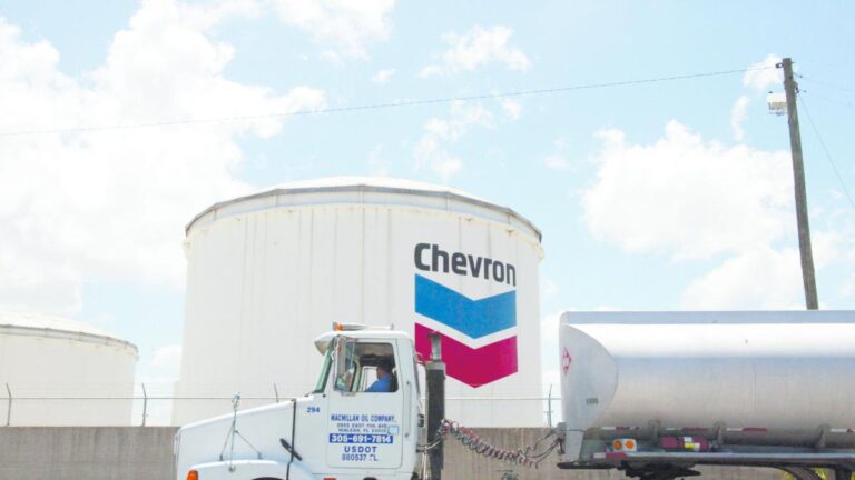 Trump extiende por 60 días la licencia de Chevron en Venezuela