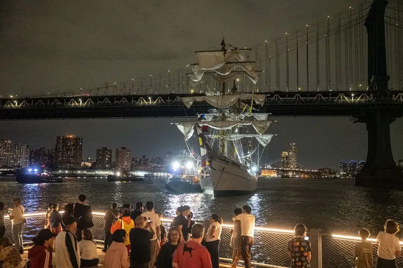 Dos muertos y 19 heridos tras colisión de buque mexicano con el puente de Brooklyn Dos muertos y 19 heridos tras colisión de buque mexicano con el puente de Brooklyn