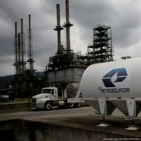 Incendio controlado en la principal refinería de Ecuador en Esmeraldas