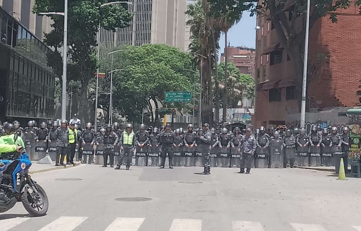 PNB impide el avance de la marcha del Día del Trabajador en Caracas