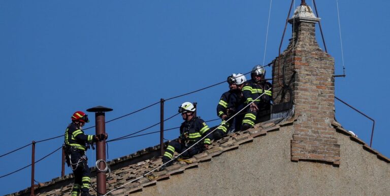 Vaticano instala chimenea en la Capilla Sixtina para el próximo cónclave papal
